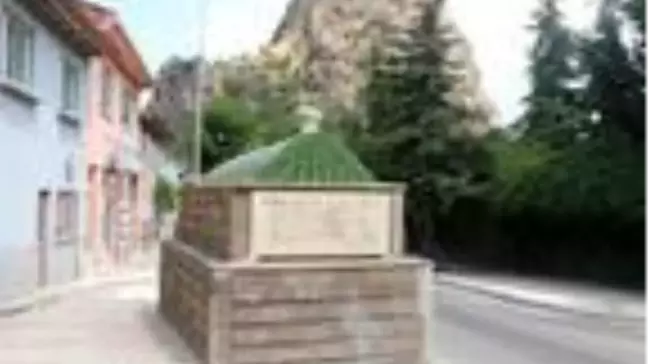 Kepçelerin kaldıramadığı türbe, yol ortasında kaldı