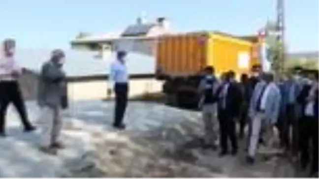 Edremit'te grup mahalle yolu asfaltlanıyor