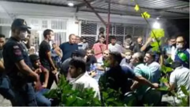 Kazadan sonra yolu trafiğe kapatan köylüler, aydınlatma ve EDS istedi