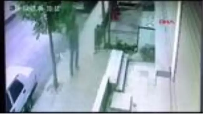 KÜÇÜKÇEKMECE'DE KAMYONETİN ÇALINMA ANI KAMERADA