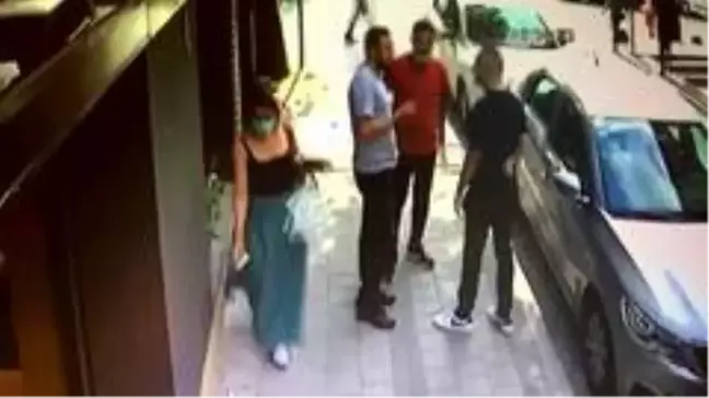 Sancaktepe'de 3 kişi arasında çıkan kavga böyle görüntülendi