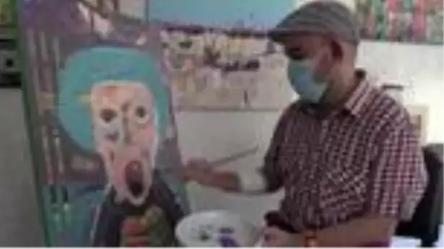 İşitme ve konuşma engelli böbrek hastası ressam hayata çizerek gülümsüyor