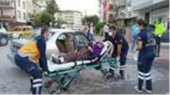 İki otomobil kafa kafaya çarpıştı: 1'i çocuk 5 yaralı