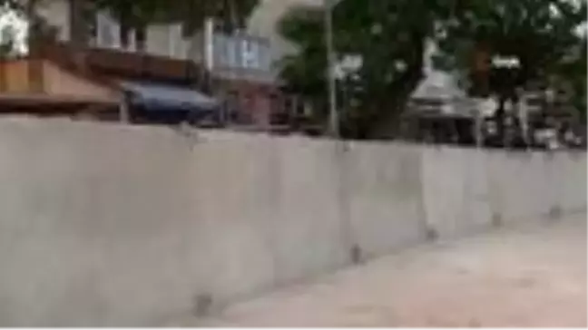 Başkan kendi yaptırdığı belediye dükkanlarını açılmadan yıktırdı