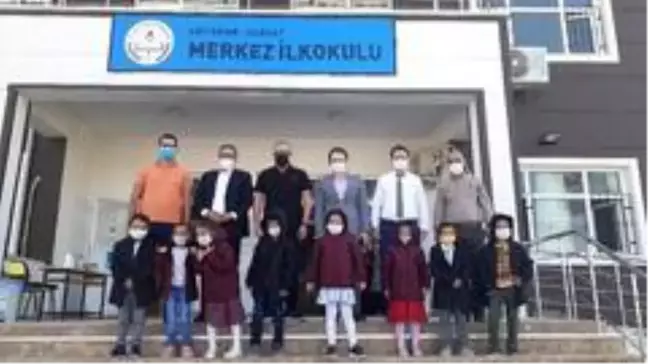 Öğrencilere ayakkabı ve mont hediye edildi