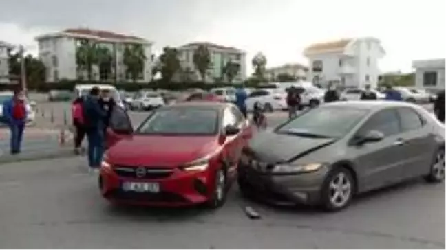 Manavgat'ta iki otomobil çarpıştı: 1 yaralı
