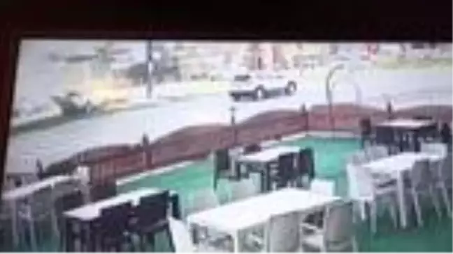 Direksiyon hakimiyetini kaybetti, refüjdeki tabelalara böyle çarptı