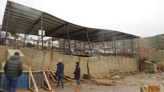 Sağanak ve fırtınada açık düğün alanının istinat duvarı çöktü