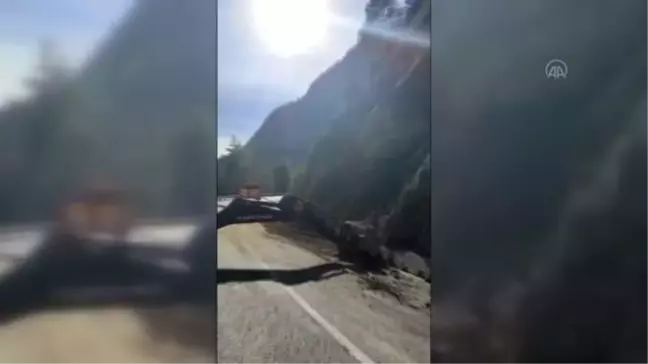 Marmaris'te yağış nedeniyle kara yolunda heyelan oluştu