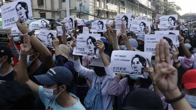 Myanmar'da darbe: İnternetin kapatılmasına karşın onbinlerce kişi eylem yaptı