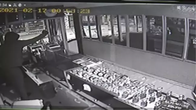 Camını taşla kırdığı kuyumcudan altınları çaldı, o anlar kamerada