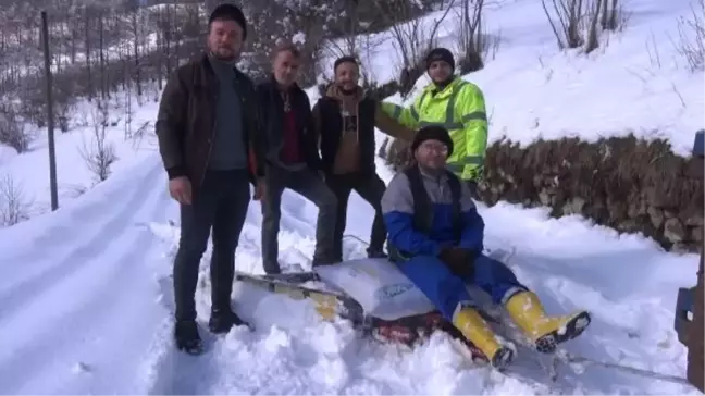 'Pat pat'a bağlı düzenekle Karadeniz usulü 'kar' küreme
