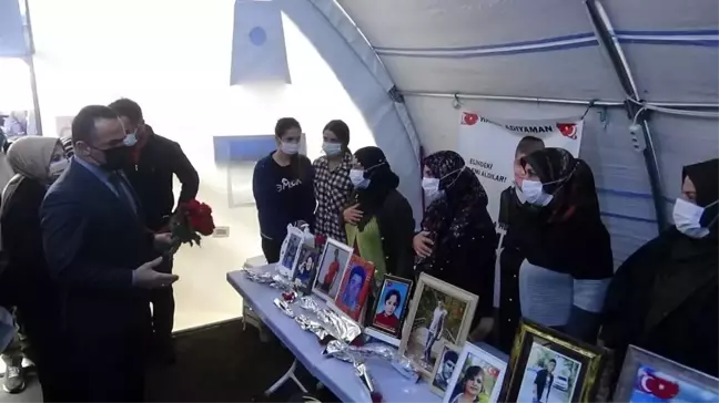 Evlat nöbeti tutan ailelere 8 Mart Dünya Kadınlar Günü ziyaretini Yıldız ailesi yaptı
