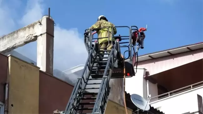 Burhaniye'de apartmanın terasında çıkan yangın korkuttu