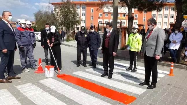 Burhaniye'de Kaymakam Memiş öğrencilerle kırmızı çizgi çizdi
