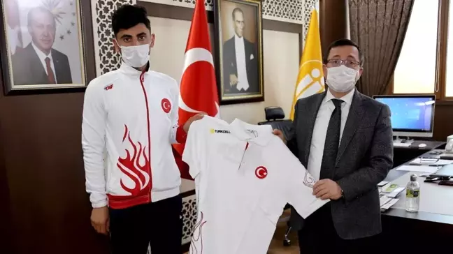 Rektör Kızılay'dan Balkan şampiyonu öğrenciye hediye