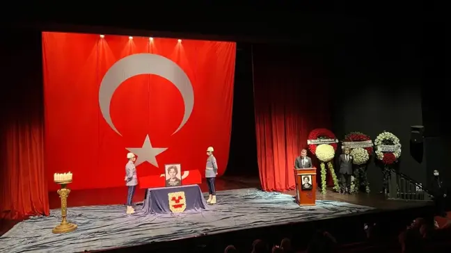 Handan Ertuğrul için Muhsin Ertuğrul Sahnesi'nde bir tören düzenlendi