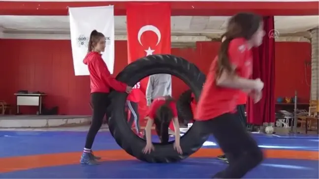 AFYONKARAHİSAR - Taşoluk beldesinin güreşçi kızları Avrupa Şampiyonası'ndan başarıyla dönmek istiyor