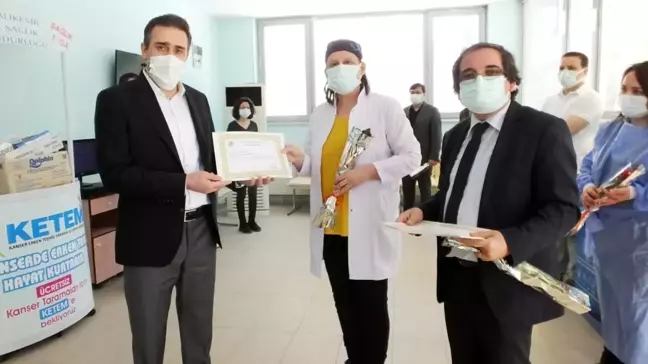 Burhaniye'de Kaymakam Memiş hemşirelere teşekkür belgesi ve gül verdi