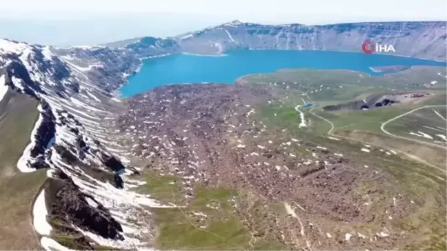 Nemrut Krater Gölü'nün doğusunda kış, batısında ise bahar havası yaşanıyor