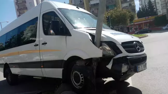 Adana'da park halindeki minibüs, sinyalizasyon direğine çarptı
