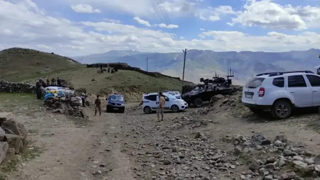 Son dakika haber: Kars'ta şarampole devrilen kamyonetteki bir astsubay şehit oldu, 3 sivil öldü, bir asker de yaralandı