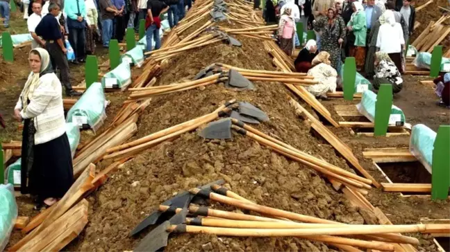 Srebrenitsa'da Sırp güçlerine teslim edilen yakınlarını kaybedenler Hollanda'dan tazminat talep edebilecek