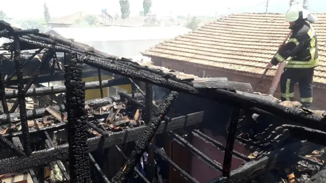 Manisa'da tek katlı ev tamamen yandı