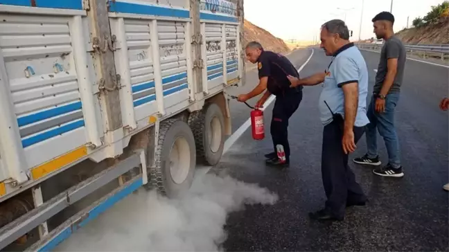 Siirt'te lastiklerden çıkan dumanı fark eden sürücü kamyonu yanmaktan kurtardı