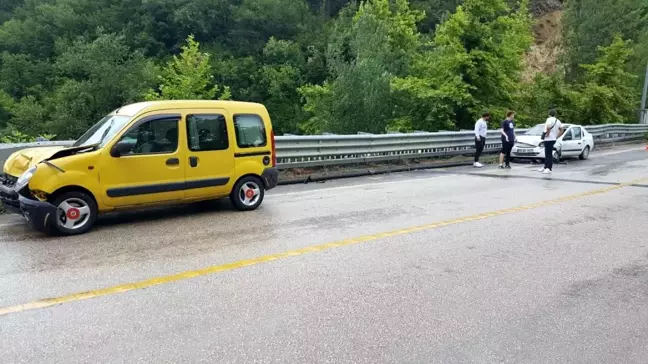 Hafif ticari araç ile otomobil çarpıştı: 5 yaralı