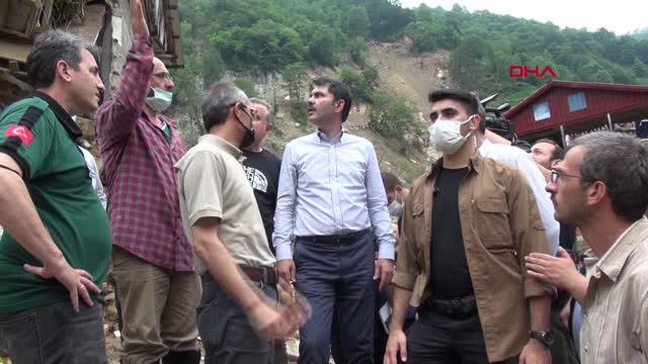 RİZE'DE HEYELANDA EVLER ASKIDA KALDI