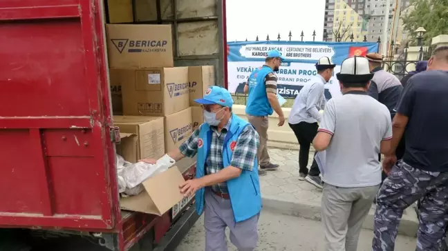 Diyanet Vakfı Kırgızistan'da 6 bin aileye kurban eti dağıttı