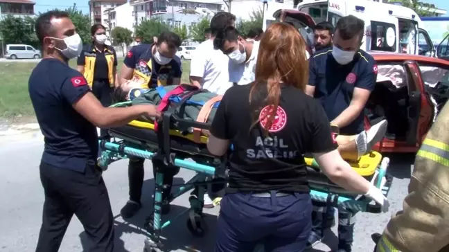 Sultanbeyli'de otomobil ile ticari taksi çarpıştı: 2 yaralı