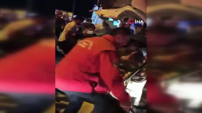 Otomobille çarpışan gübre yüklü kamyon Bölge Trafik Amirliği'nin bahçesine daldı: 5 yaralı