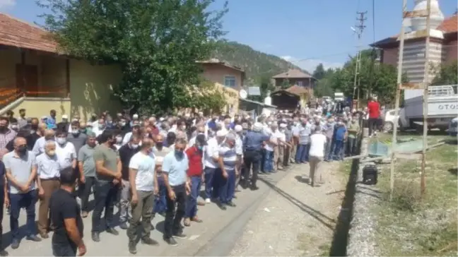 Evindeki tadilat sırasında çatının çökmesi sonucu ölen okul müdürü toprağa verildi