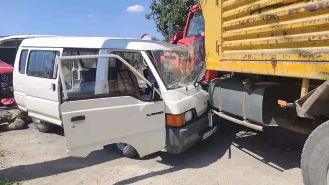 Orhangazi'de kamyonla çarpışan minibüsün sürücüsü yaralandı