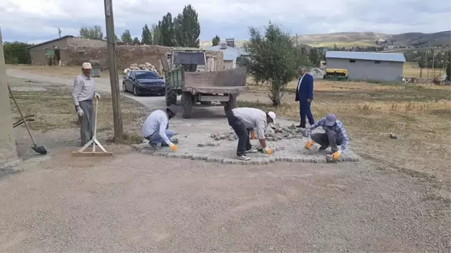 Ulaş'ta kilit parke taşı döşeme çalışmaları devam ediyor