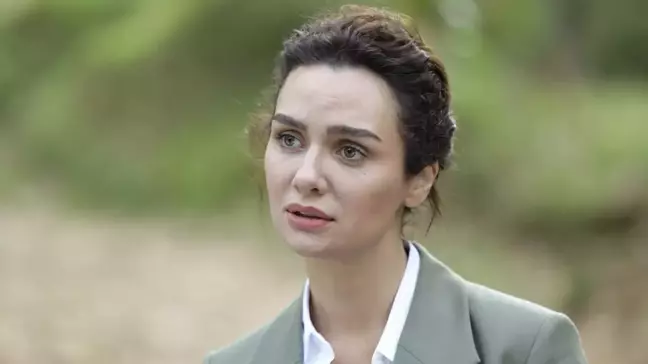 Taş düşürdüğü için hastaneye kaldırılan güzel oyuncu Birce Akalay, operasyon geçirdi