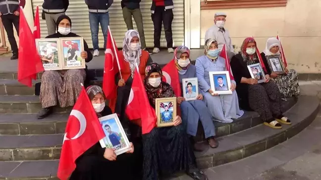 Evlat nöbetindeki anneden oğluna Kürtçe 'teslim ol' çağrısı