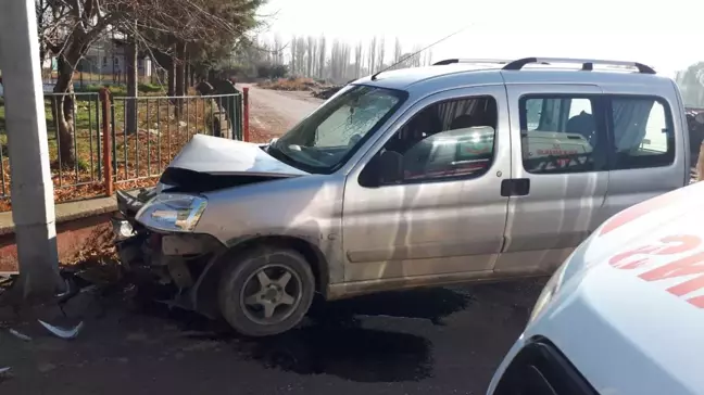 Gölpazarı'nda kamyonetin aydınlatma direğine çarpması sonucu 2 kişi yaralandı