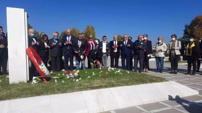 CHP, Bülent Ecevit'i ölüm yıl dönümünde kabri başında andı