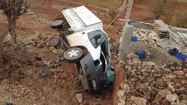 Mardin'de devrilen kamyonetin sürücüsü yaralandı