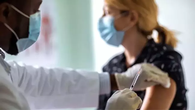 Omicron: İngiltere'de yeni varyant sonrası üçüncü doz aşının hızlandırılması gündemde