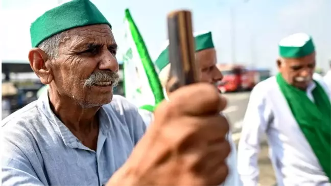 Hindistan'da çiftçilerin bir yıldır karşı çıktığı tarım yasaları geri çekildi