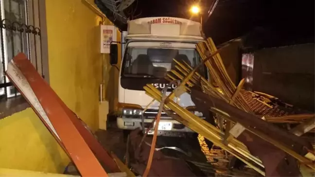 Manisa'da fırtına çatıyı uçurdu