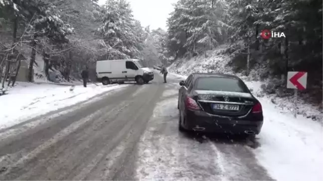 Kazdağları'nda kar kalınlığı 20 santimetreyi aştı, sürücüler zor anlar yaşadı