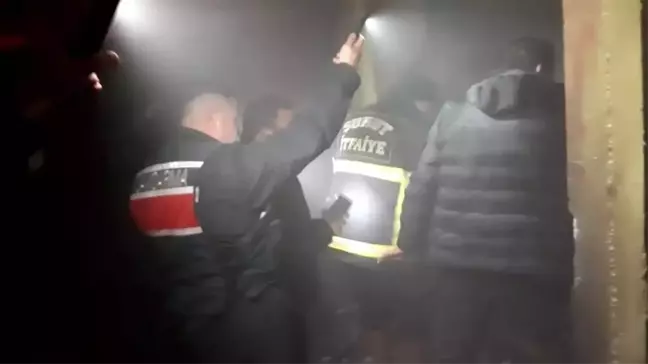 Evin odunluğunda çıkan yangında köylüler seferber oldu