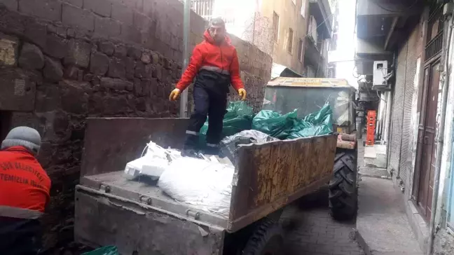 Diyarbakır'da temizlenen evin avlusundan bir römork dolusu çöp çıktı
