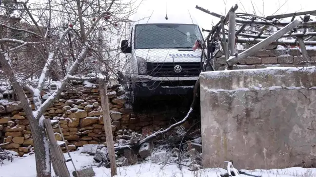 Yozgat Belediyesi'nin tuzlama çalışması yapmadığı yolda öğrenci servisi duvarda asılı kaldı