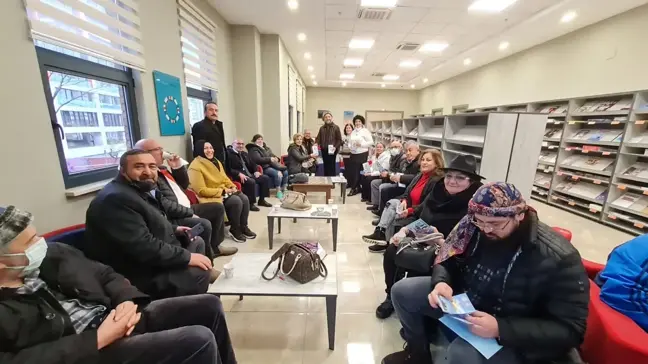 Samsun'da bir araya gelen şair ve yazarlar kitaplarını kütüphaneye bağışladı
